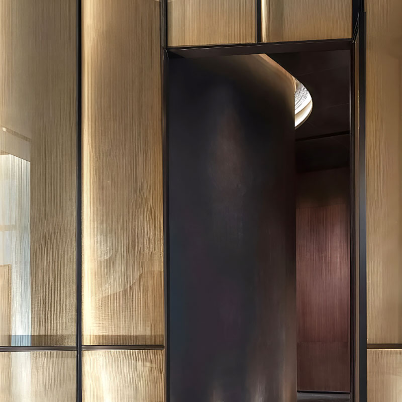 GlasMetis laminated wire mesh glass with metallic mesh layer, shown in custom finish for modern architectural use