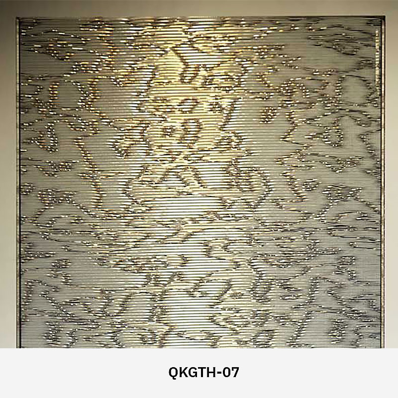 GlasMetis QKGTH laminated wire mesh glass with metallic mesh layer, shown in custom finish for modern architectural use