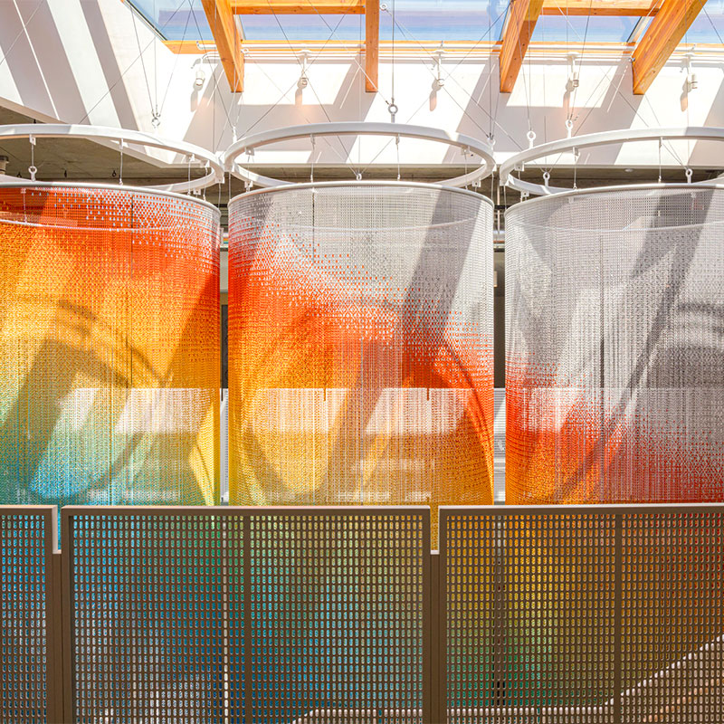 Aluchainor QKCLC gradient aluminum chainlink curtain for decorative partitions, doors, and modern interiors.
