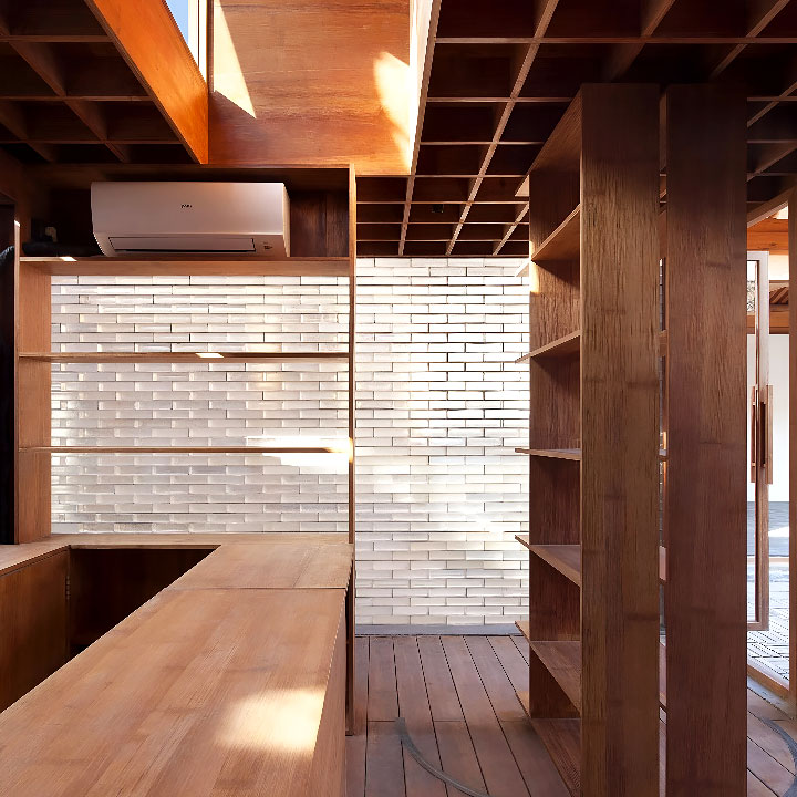 Venetian glass brick in polished, natural, or frosted finish for decorative interior walls and partition